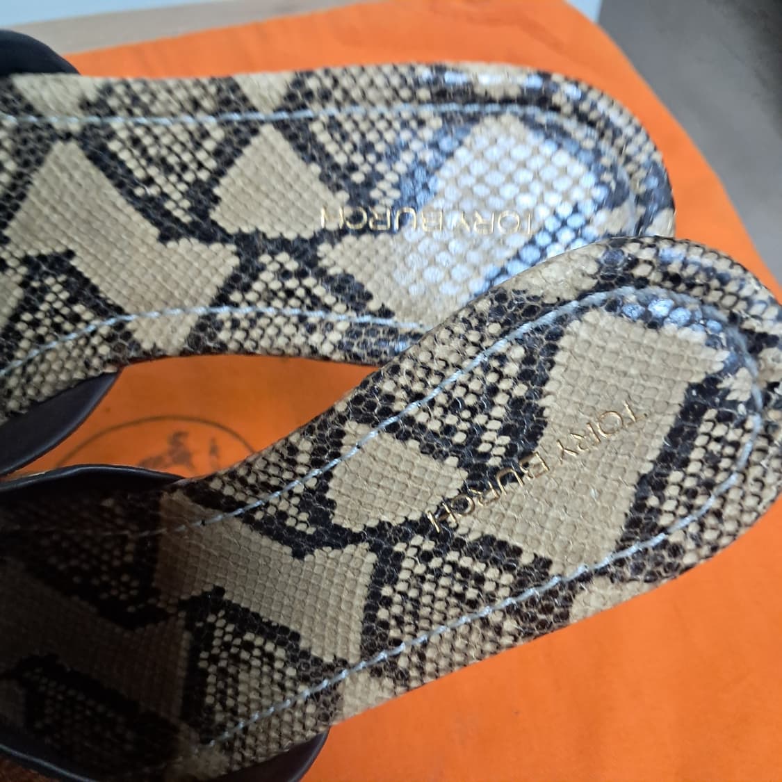 토리버치 뱀피 패턴 플랫 샌들 슬리퍼 5.5 약225 상품이미지5