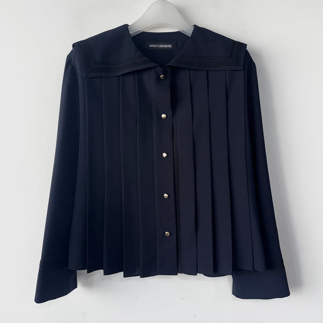 럭키슈에뜨 세일러 칼라 플리츠 블라우스 상품이미지1