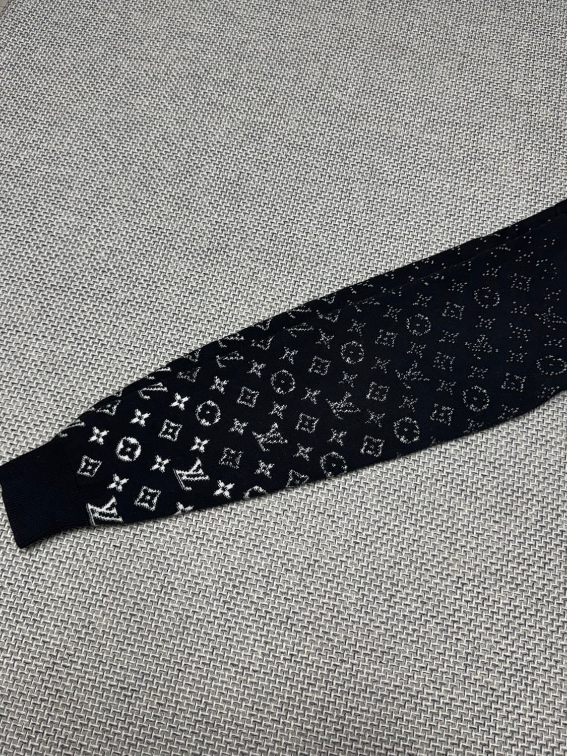 루이비통 그라디언트 모노그램 니트 상품이미지4