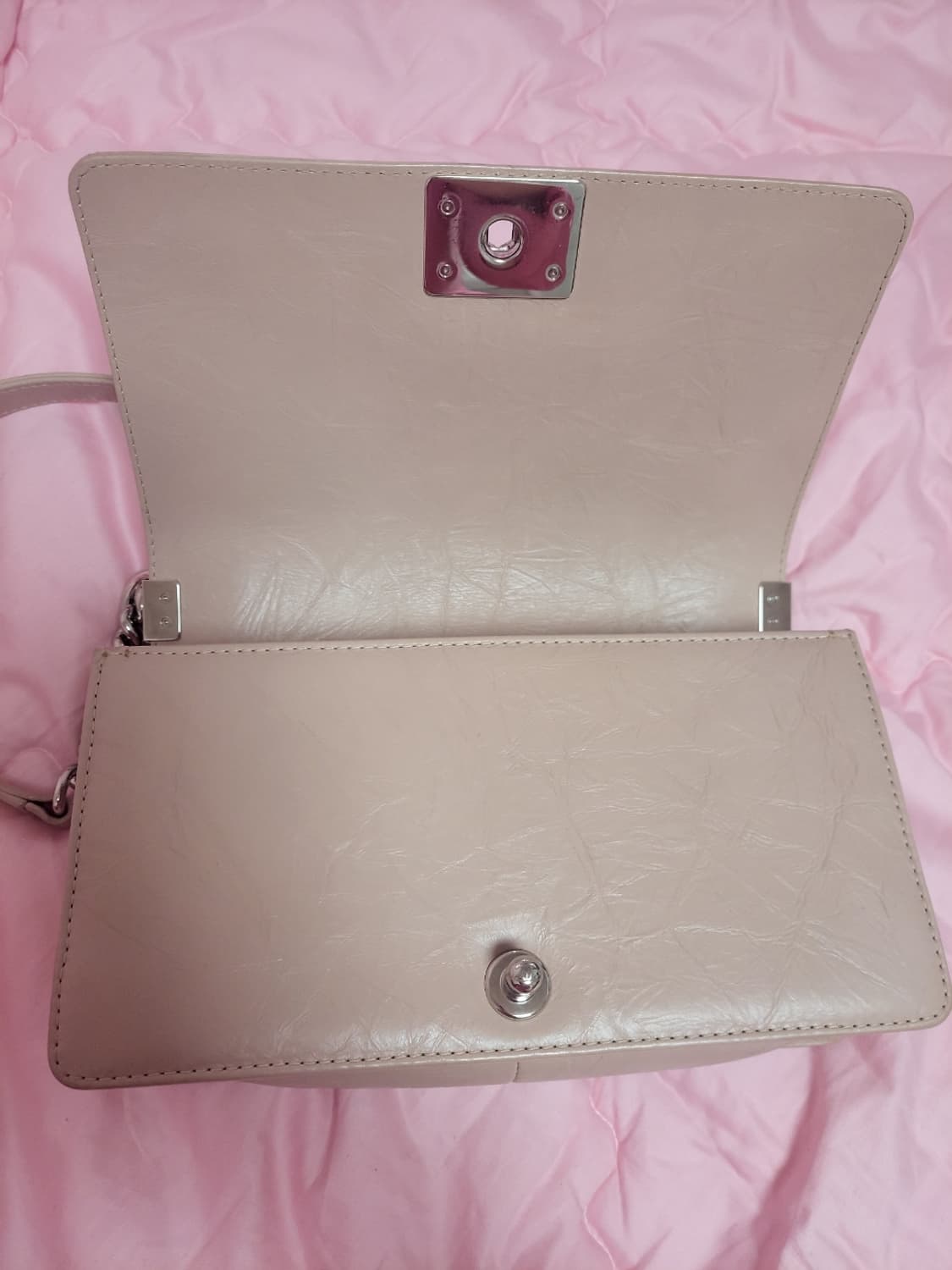 정품)급처상태좋음!샤넬 핑크 플랩 쉐브론V 보이백 미듐 가방 숄더크로스백 상품이미지6