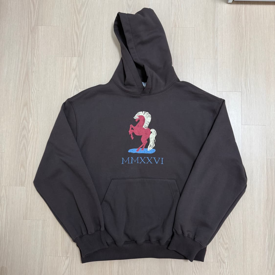 아이앱 스튜디오 레드 홀스 후디 브라운 상품이미지1