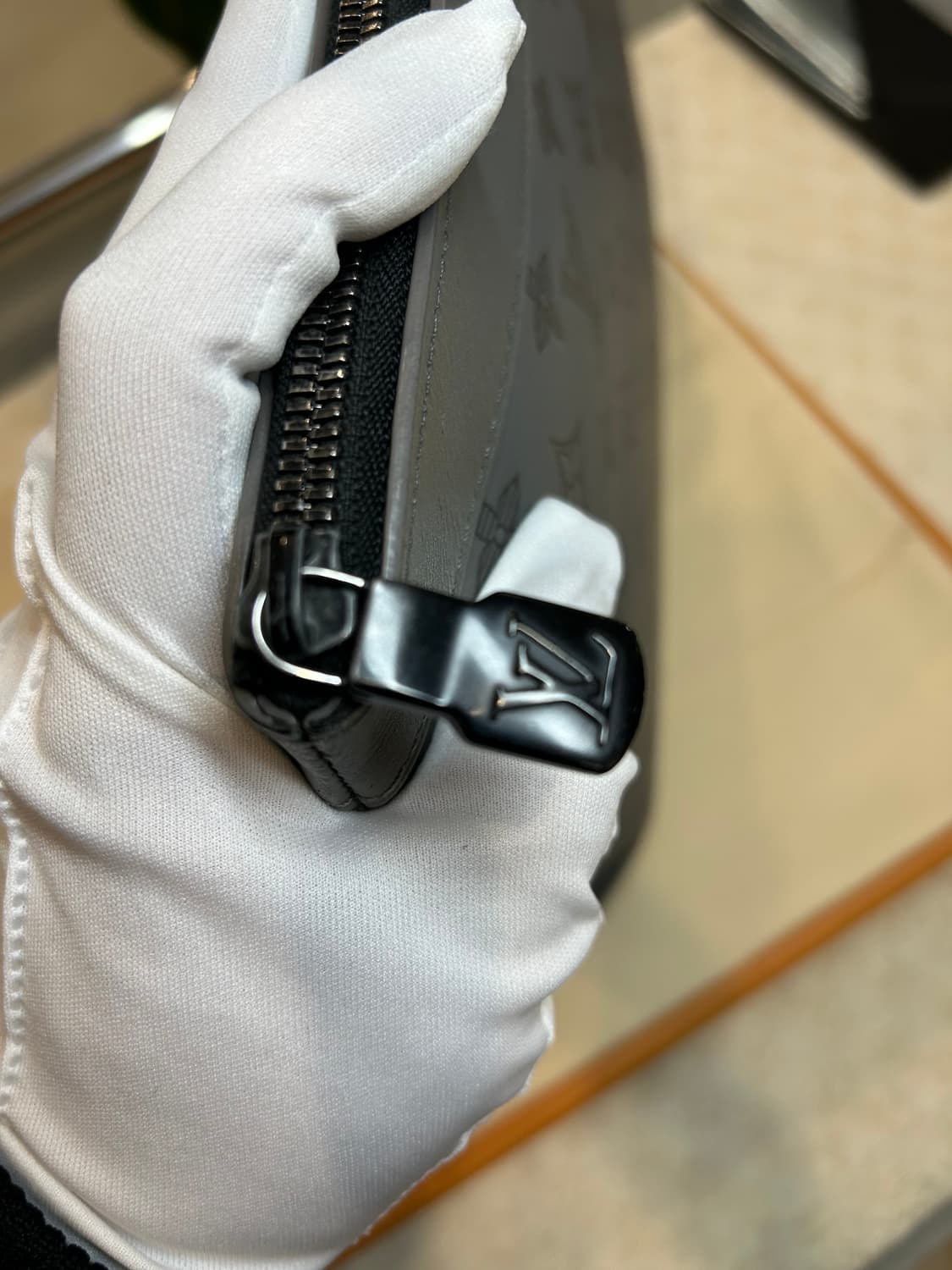 [정품/중고] 루이비통 포쉐트 디스커버리 모노그램 쉐도우 앙트라시트 클러 상품이미지6