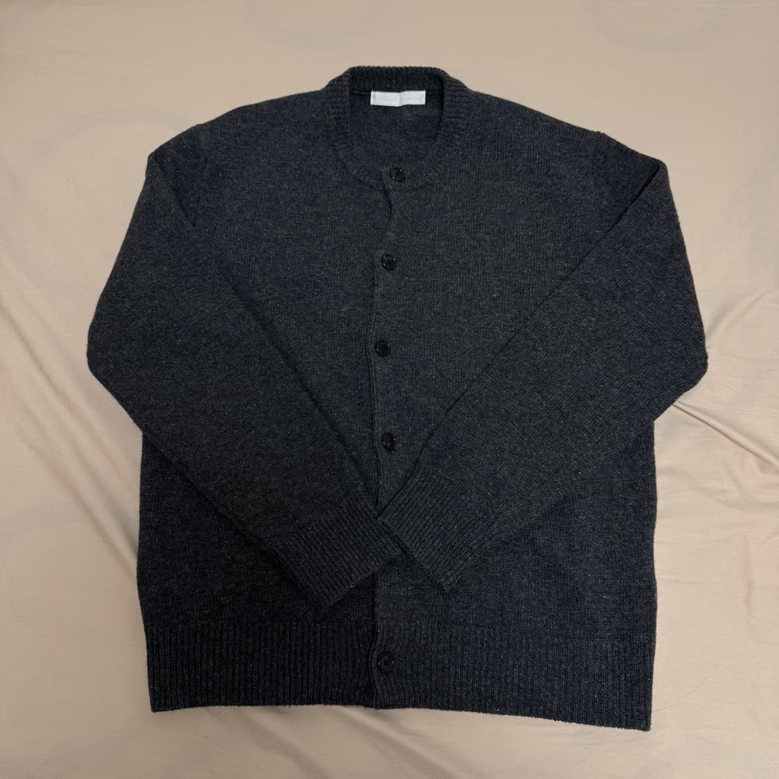 브랜디드 애프터 라운드 크롭 가디건 차콜 L 상품이미지1