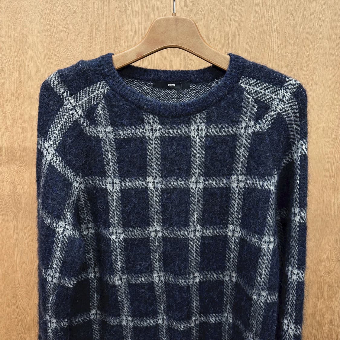 시스템 라운드넥 체크 니트 플러피 텍스처 디테일 레귤러핏 네이비 상품이미지4