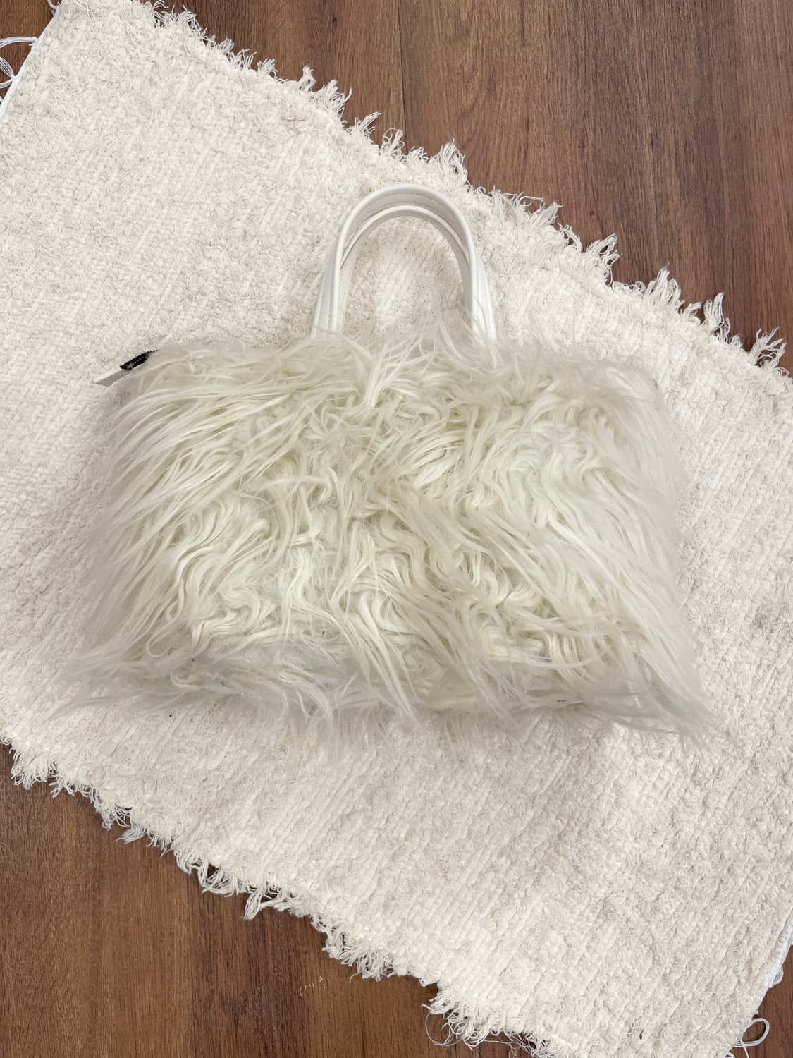 디젤 미니 토트 숄더백 퍼 텍스처 더블핸들 지퍼 디테일 아이보리 상품이미지2