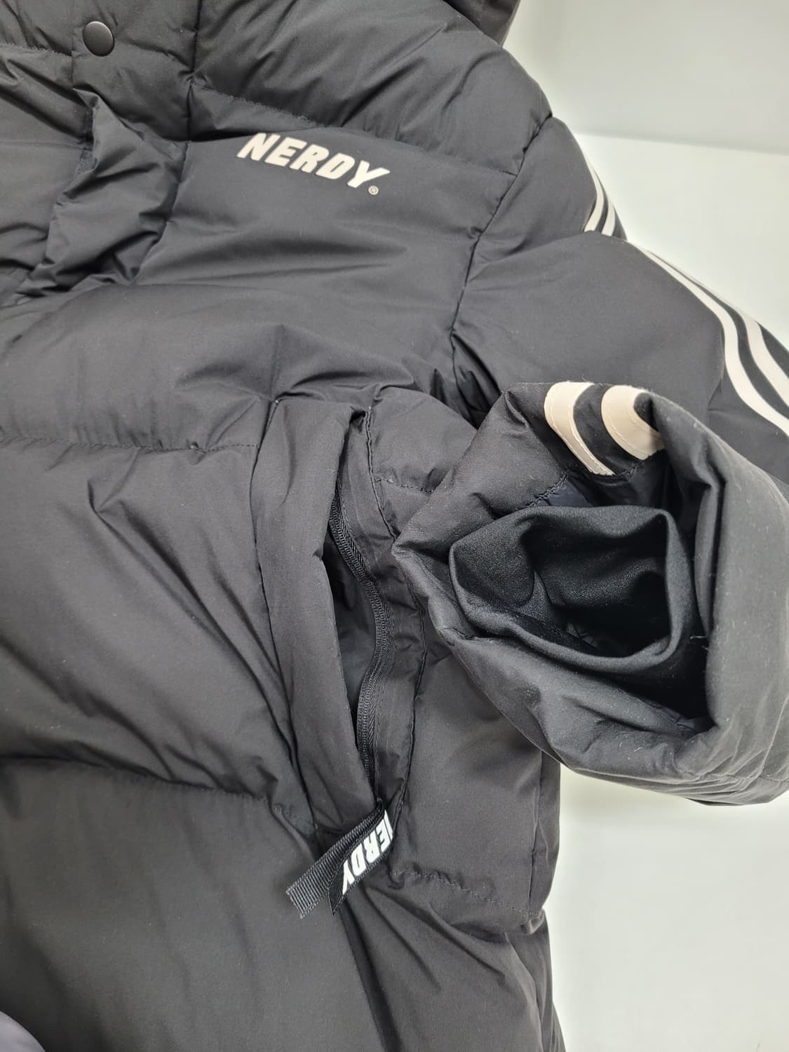 NERDY 널디 백로고 후드 다운 롱 패딩 / S 블랙 (수선)
 상품이미지6