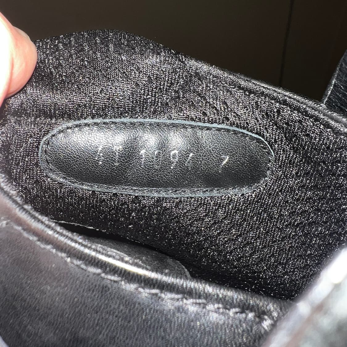 프라다 블랙 레더 스트랩 앵클 부츠 상품이미지10