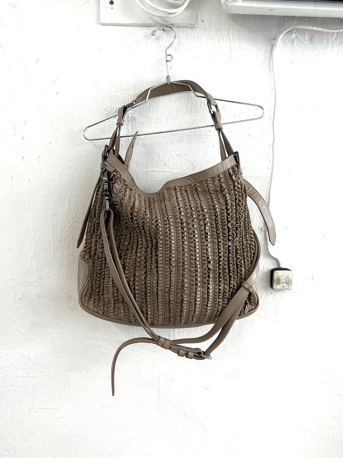 버버리 프로섬 아카이브 플라워 셔링 레더백 상품이미지1