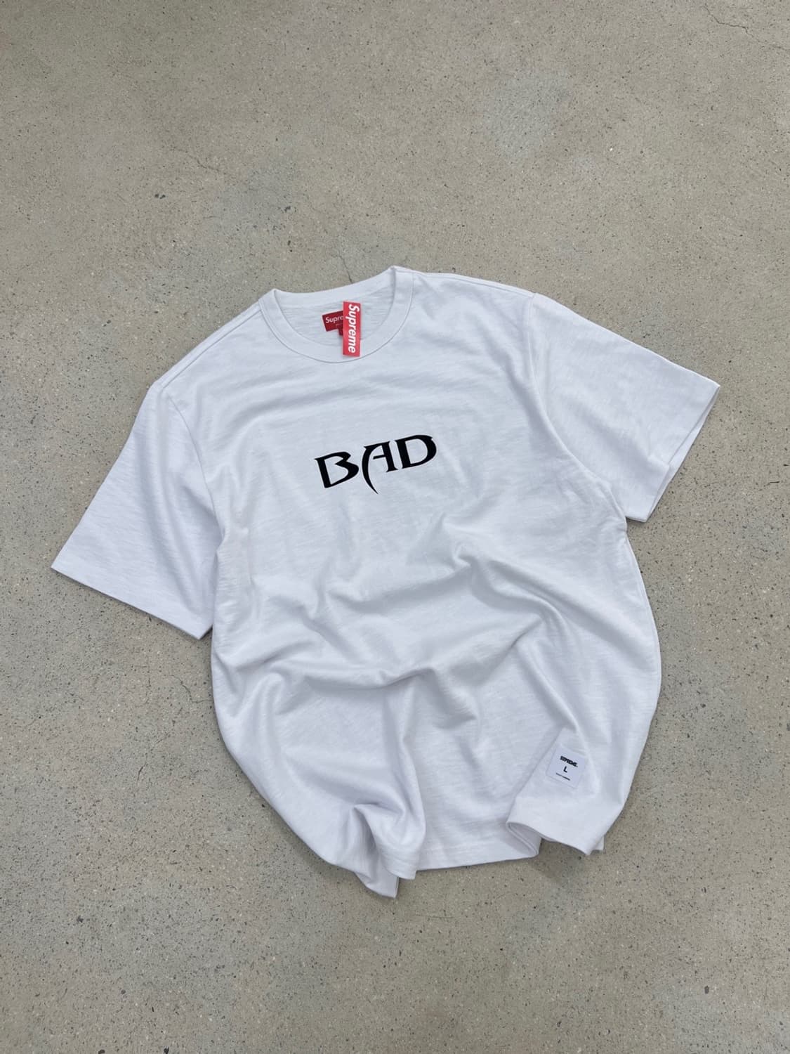 (새상품) 슈프림 22SS BAD 화이트 반팔 티셔츠 상품이미지1