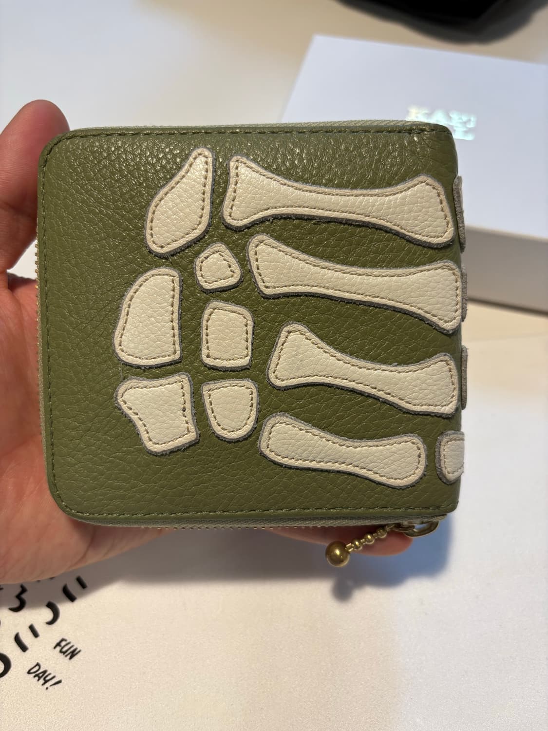 캐피탈 썸즈 업 본 핸드 지퍼 지갑 올리브 상품이미지3