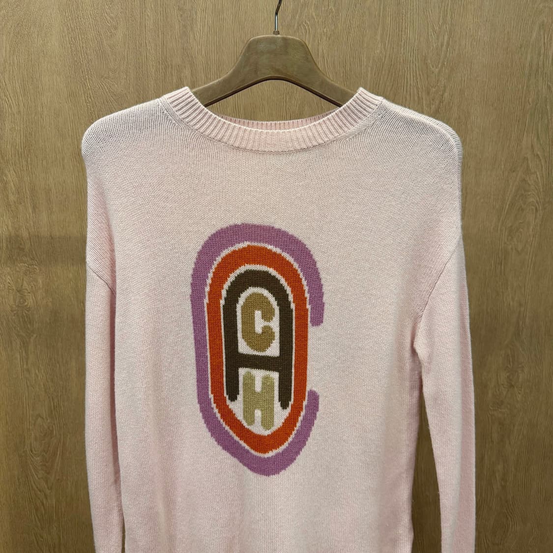 코치 라운드넥 울 캐시미어 긴팔 니트 아치형 로고 인타르시아 디테일 핑크 상품이미지4