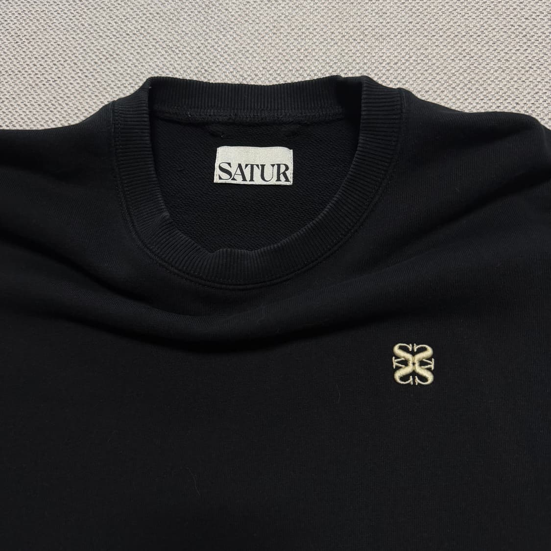 세터(SATU) 블랙 맨투맨 상품이미지2