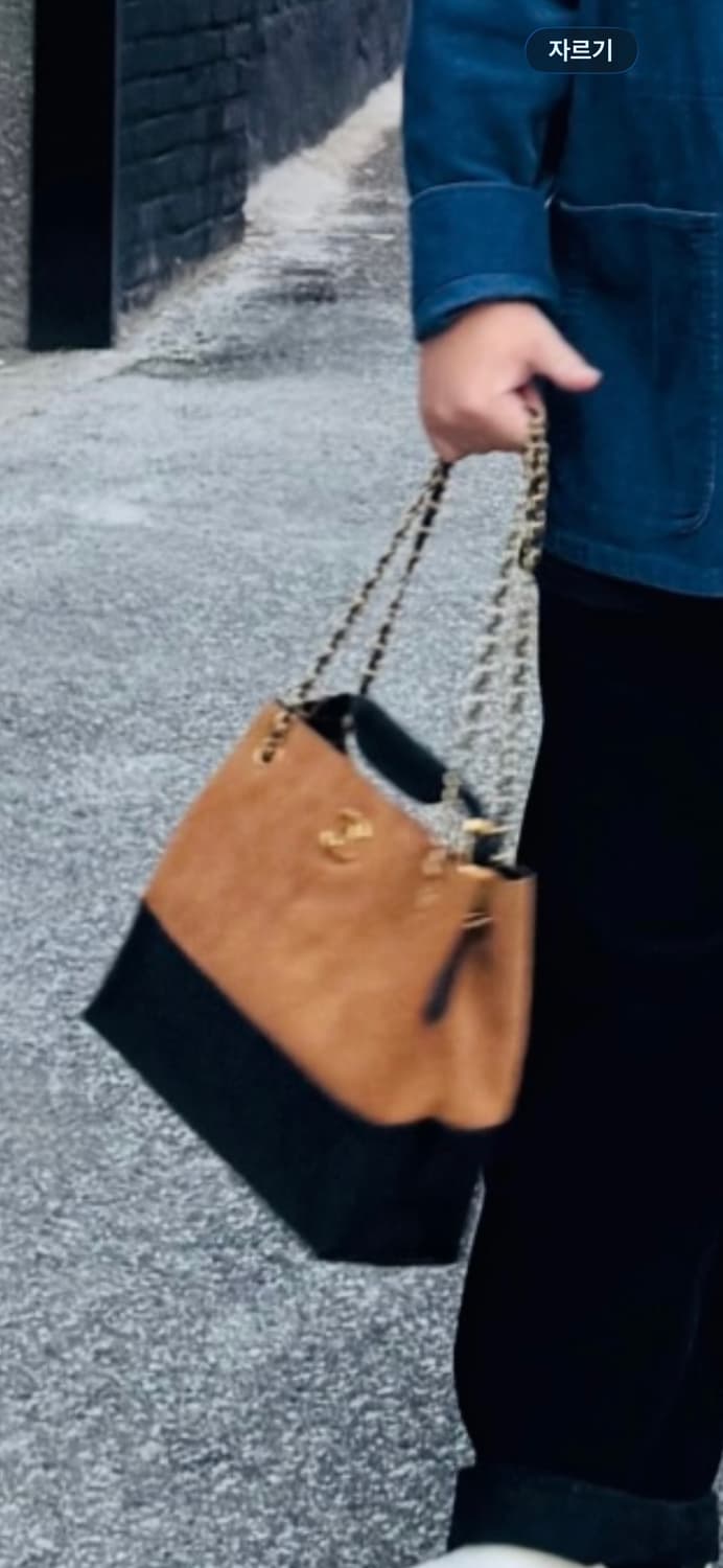 샤넬 공방 25A 스웨이드 스몰 숄더백 상품이미지8