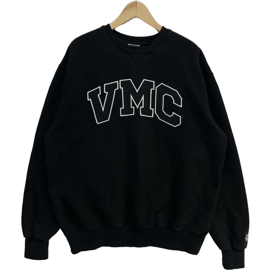 VMC 굿즈 스펠 로고 맨투맨 블랙 상품이미지1