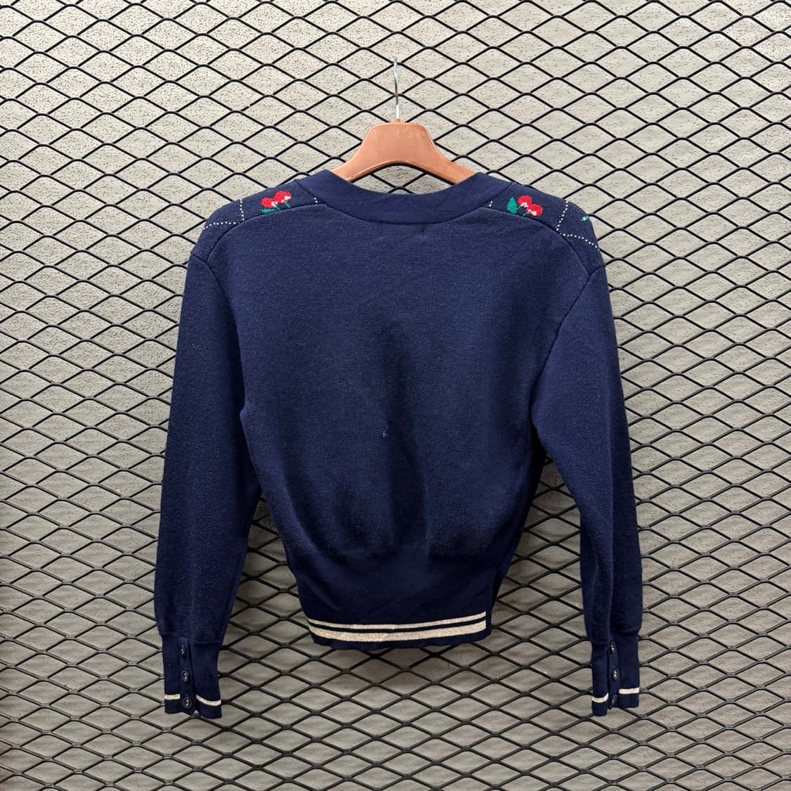 JPN VINTAGE V넥 니트 울가디건 체리 패턴 디테일 네이비 상품이미지3