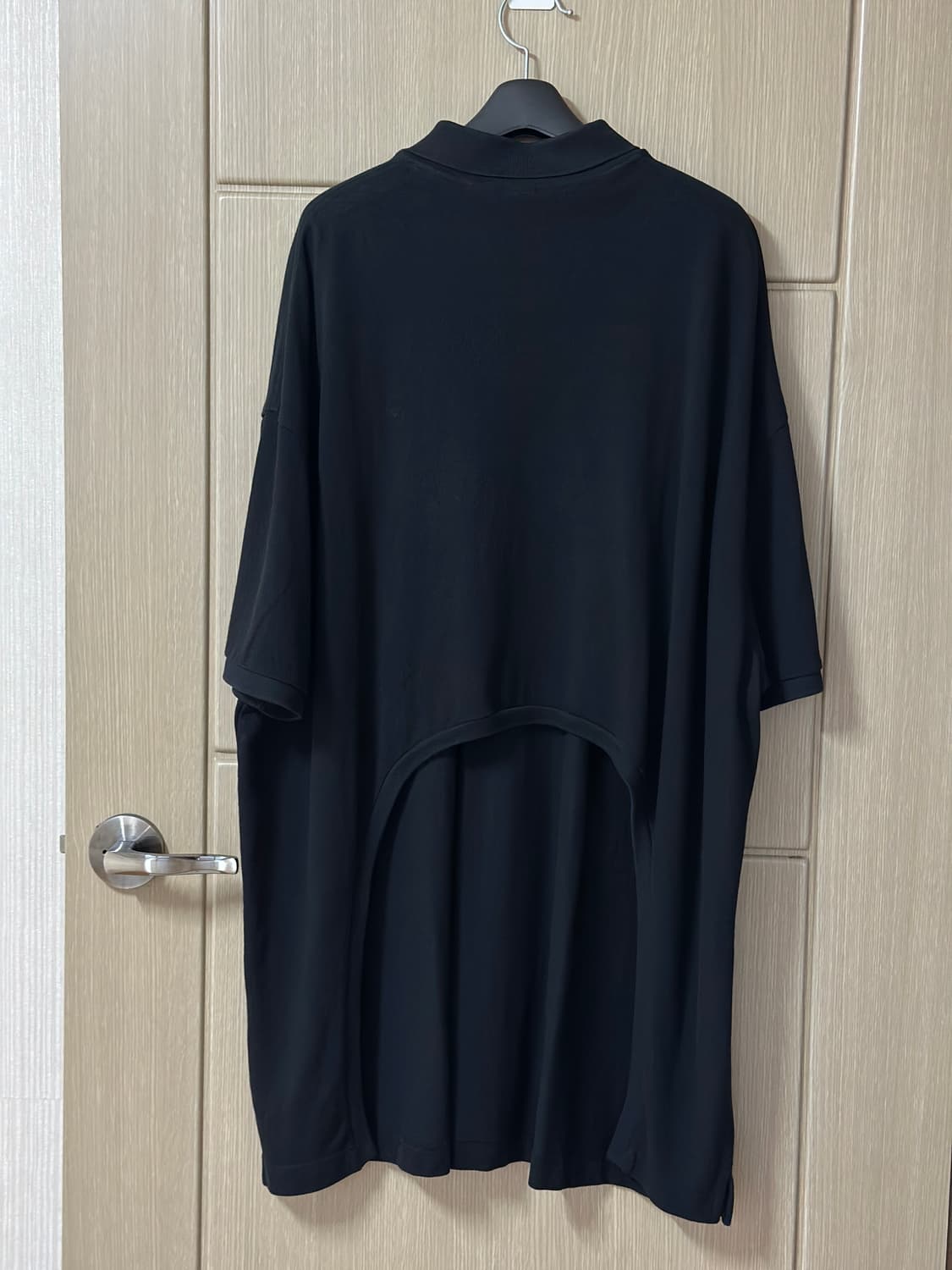 랜덤아이덴티티 블랙 컷아웃 폴로 셔츠 상품이미지4