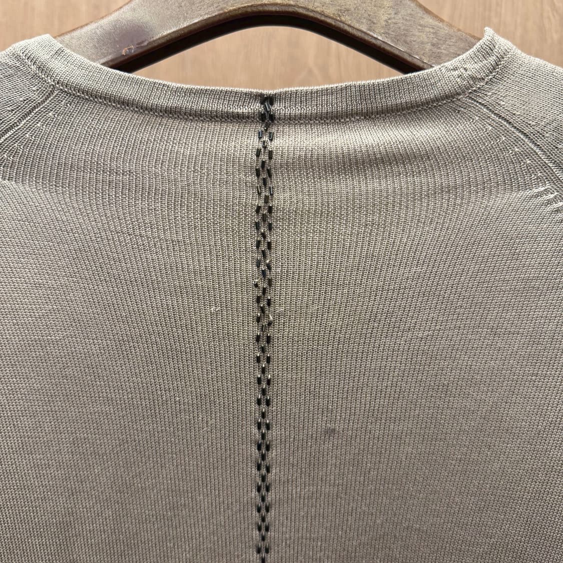 스피치오 라운드넥 실크 니트 비즈 장식 라인 디테일 레귤러핏 베이지 상품이미지9