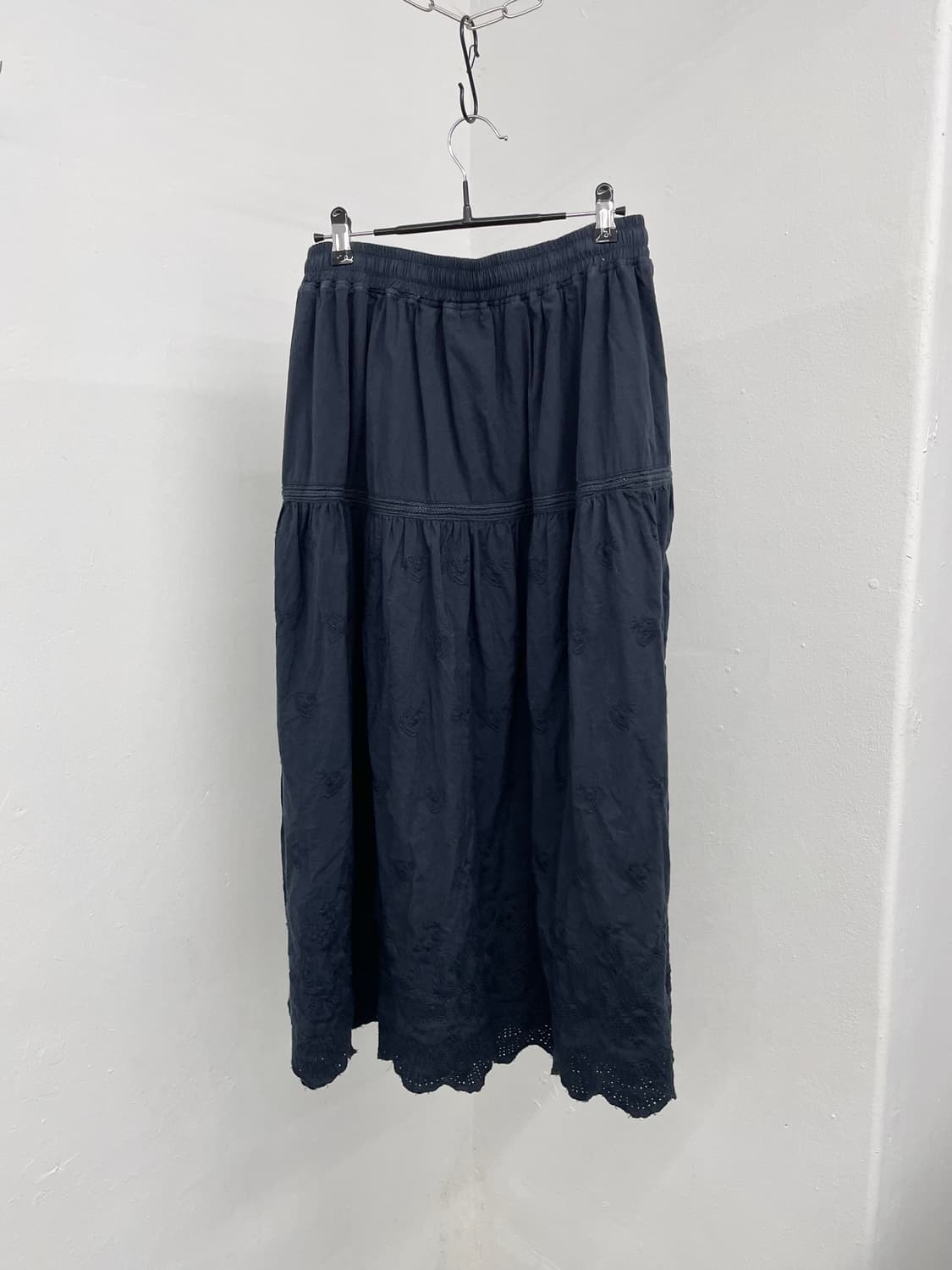 네이비 자수 펀칭 롱스커트 상품이미지6