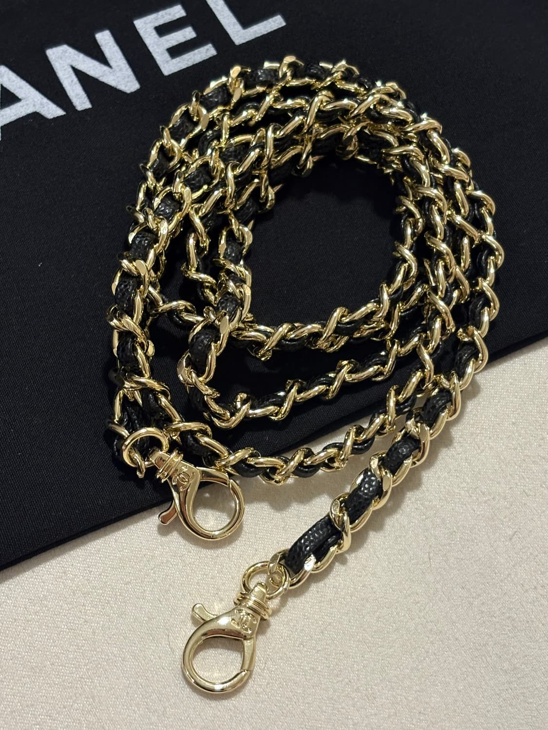 샤넬 베니티 탑핸들백 블랙 금장 미니백 (새상품) 상품이미지6