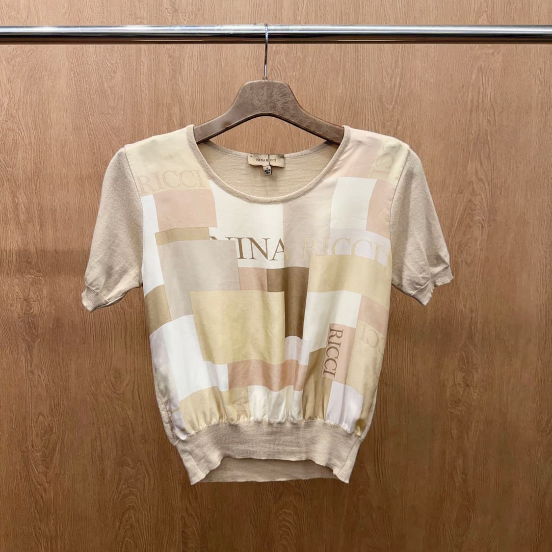 니나리치 반팔 니트 로고 블록 프린팅 밴딩 밑단 디테일 베이지 상품이미지2