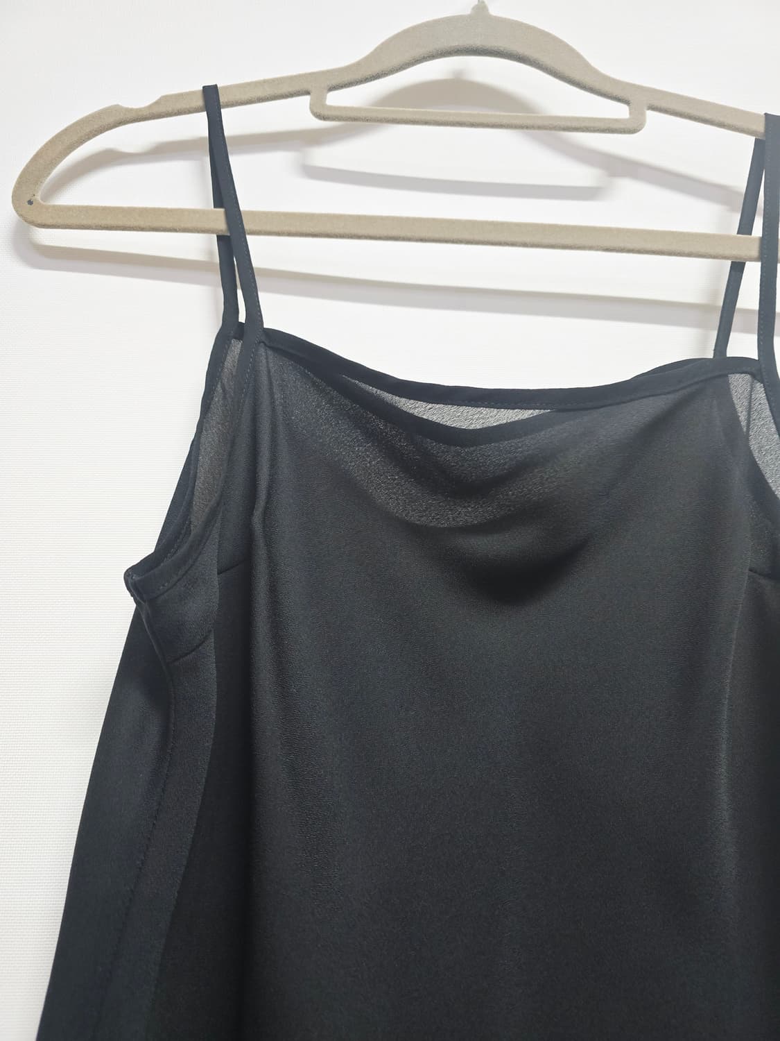 온앤온 블랙 쉬폰 나시 탑 상품이미지2