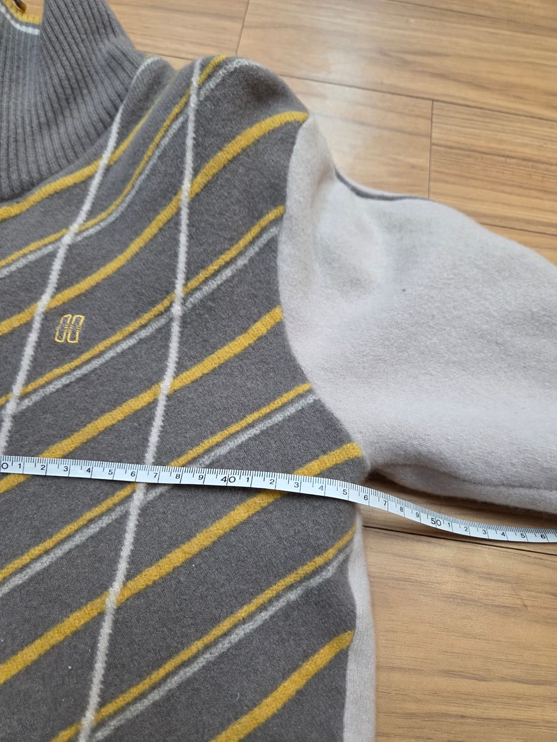 닥스 여성 니트 100사이즈입니다. 
회색 바탕에 흰색, 노란색 아가일  상품이미지7