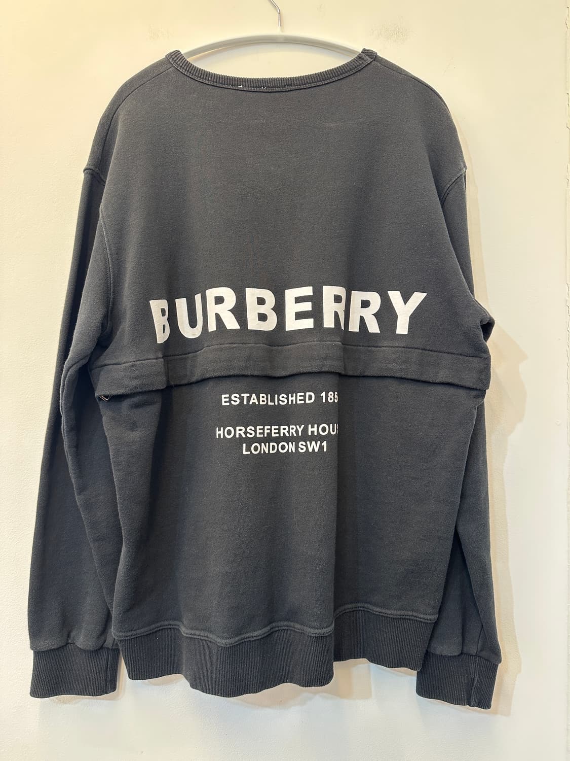 XXL) 버버리 백 프린팅 지퍼 블랙 맨투맨 상품이미지1