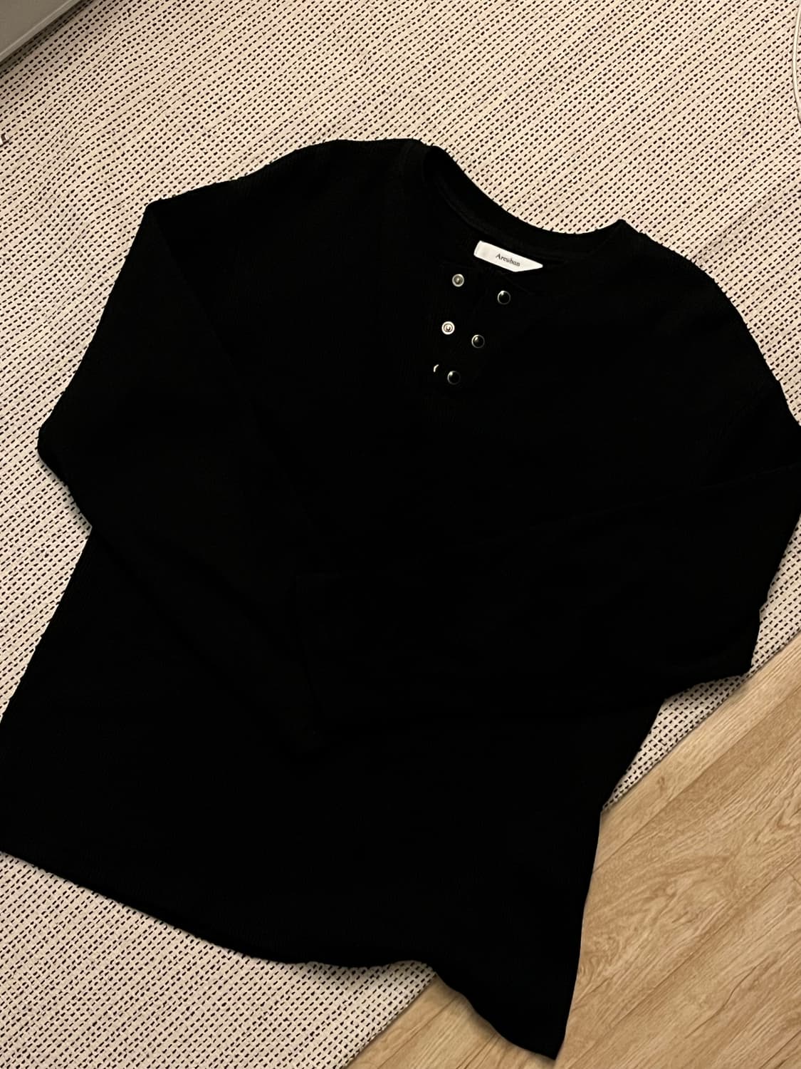 아르반 펄 버튼 와플 롱 슬리브 블랙 상품이미지1