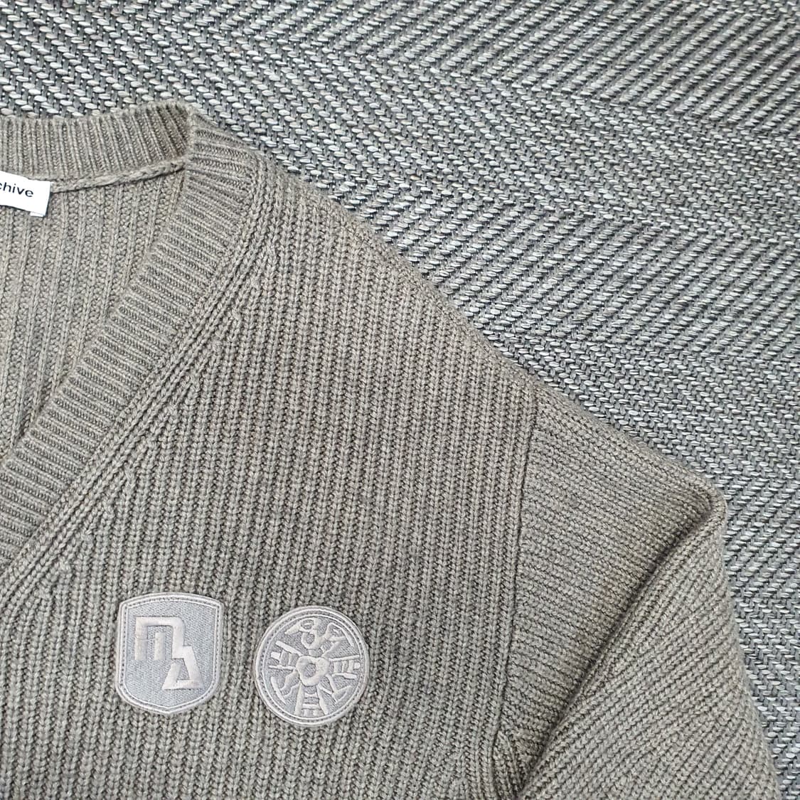 밀로 아카이브 니트 브이넥 가디건 남자110 상품이미지5