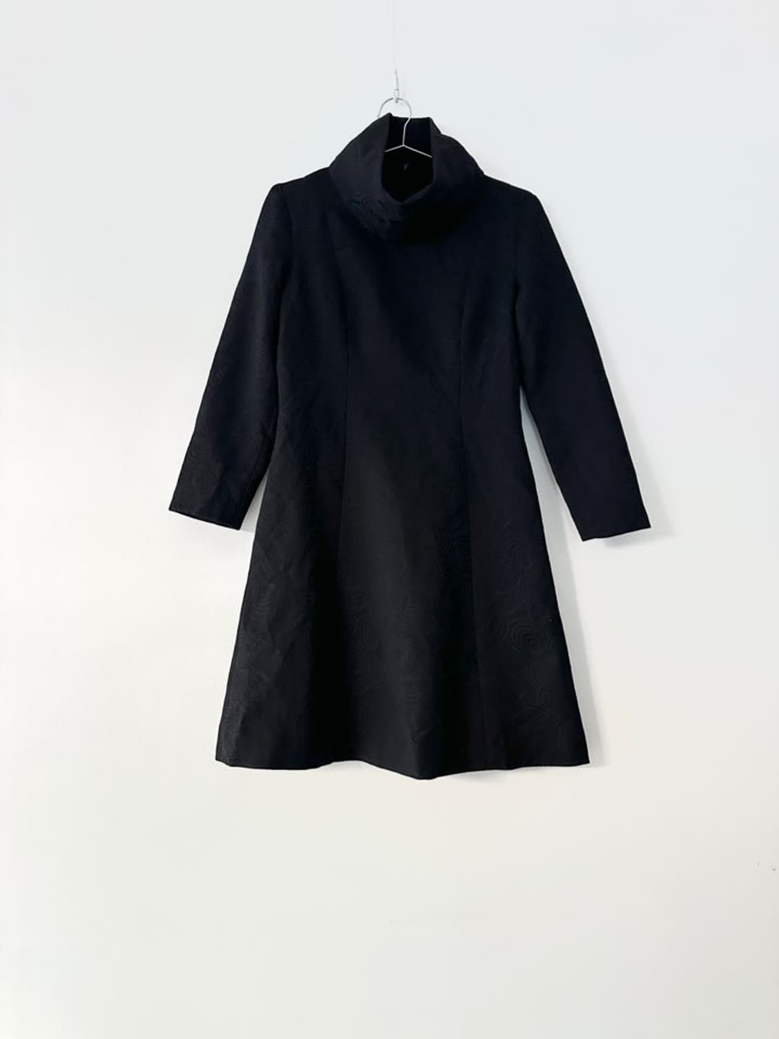 Circling pattern high neck ops / black 상품이미지1