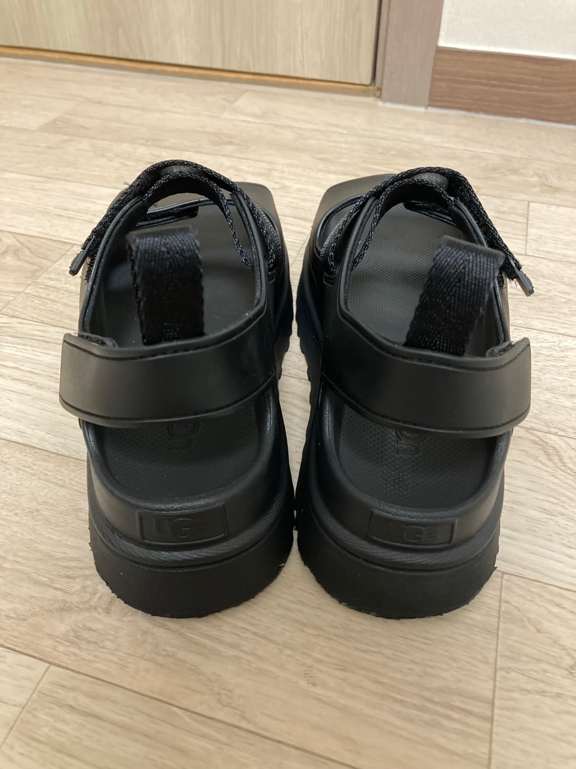 어그 골든글로우 샌들 250(255) 판매 상품이미지4