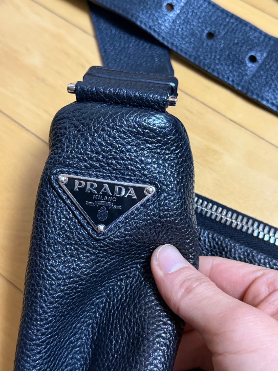 프라다 트라이앵글백 라지 상품이미지5