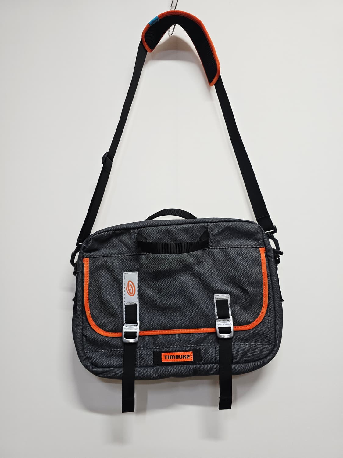 팀벅2 메신저백 블랙/오렌지 상품이미지1