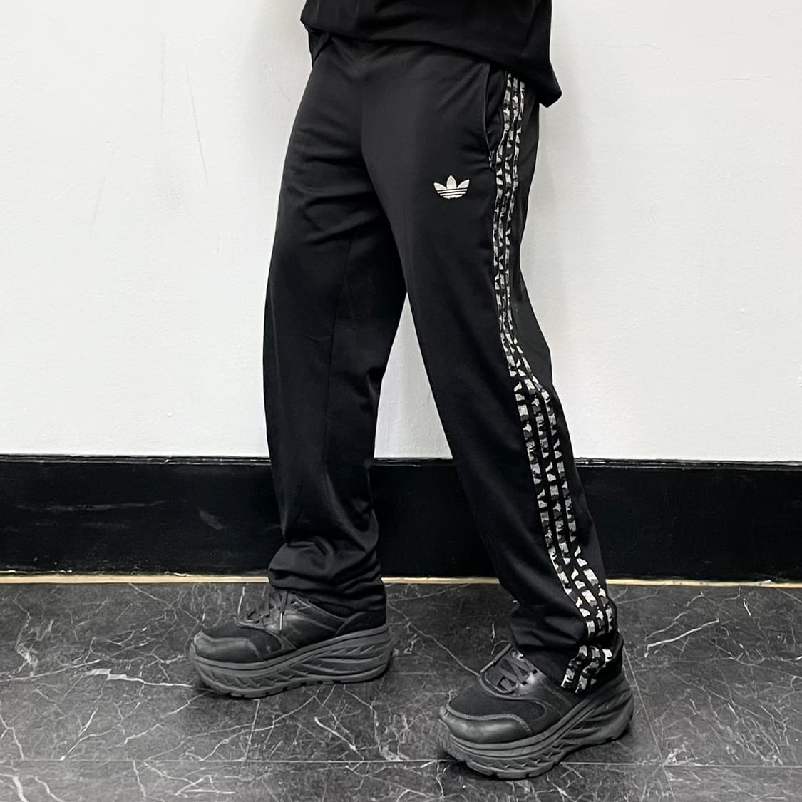 아디다스 블랙 카모삼선 파이어버드 와이드 트랙팬츠 상품이미지1