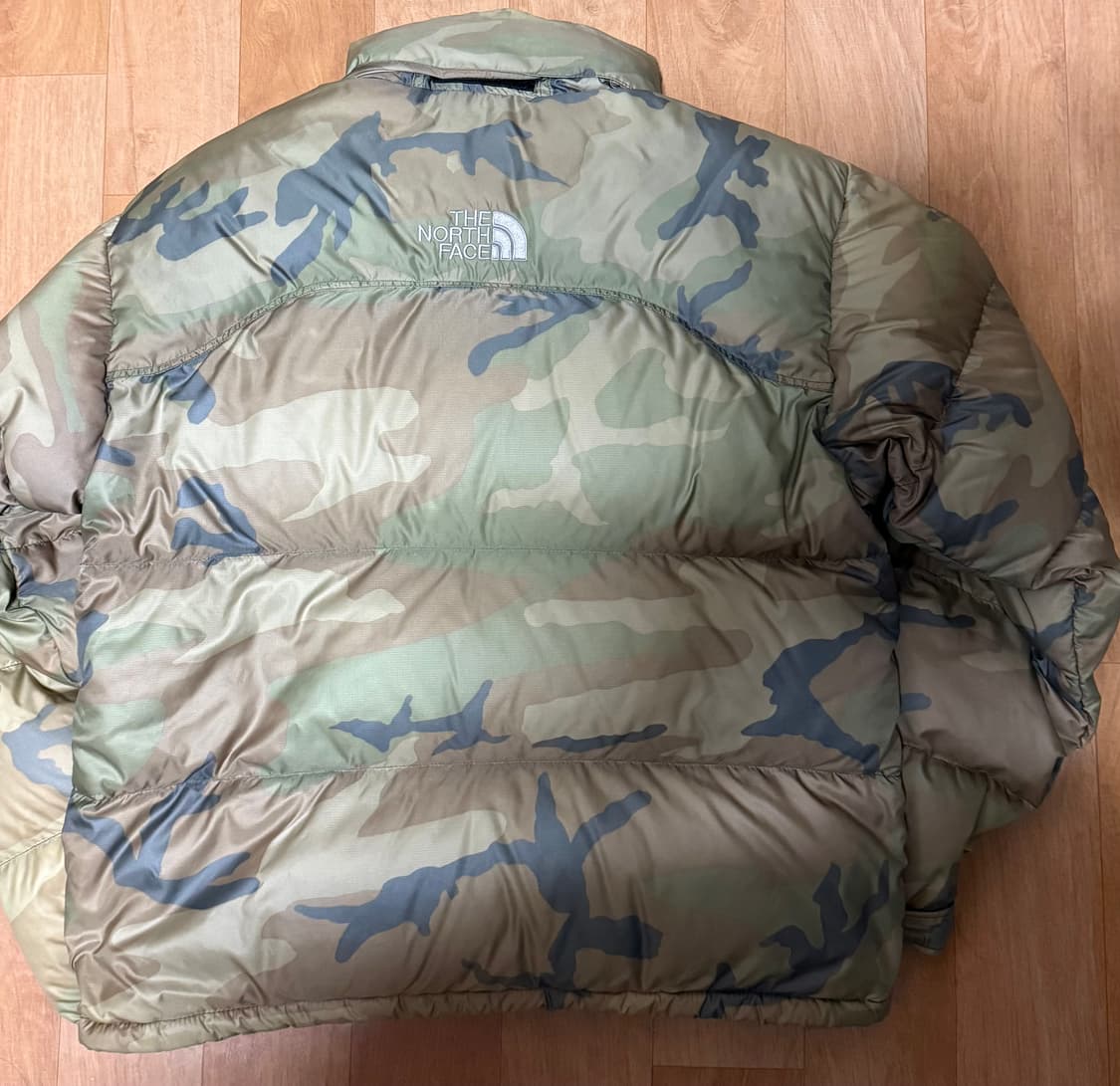 노스페이스 카모 센터로고 눕시 700 패딩 상품이미지2