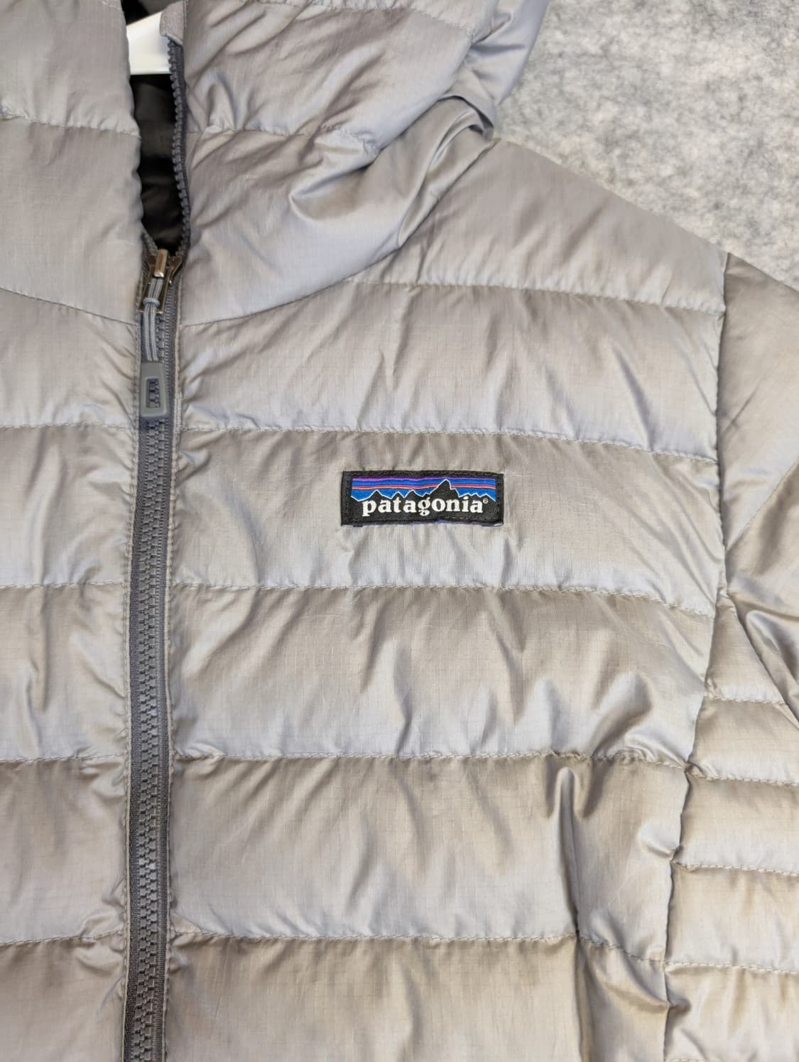 파타고니아 후디 경량패딩 그레이 상품이미지2