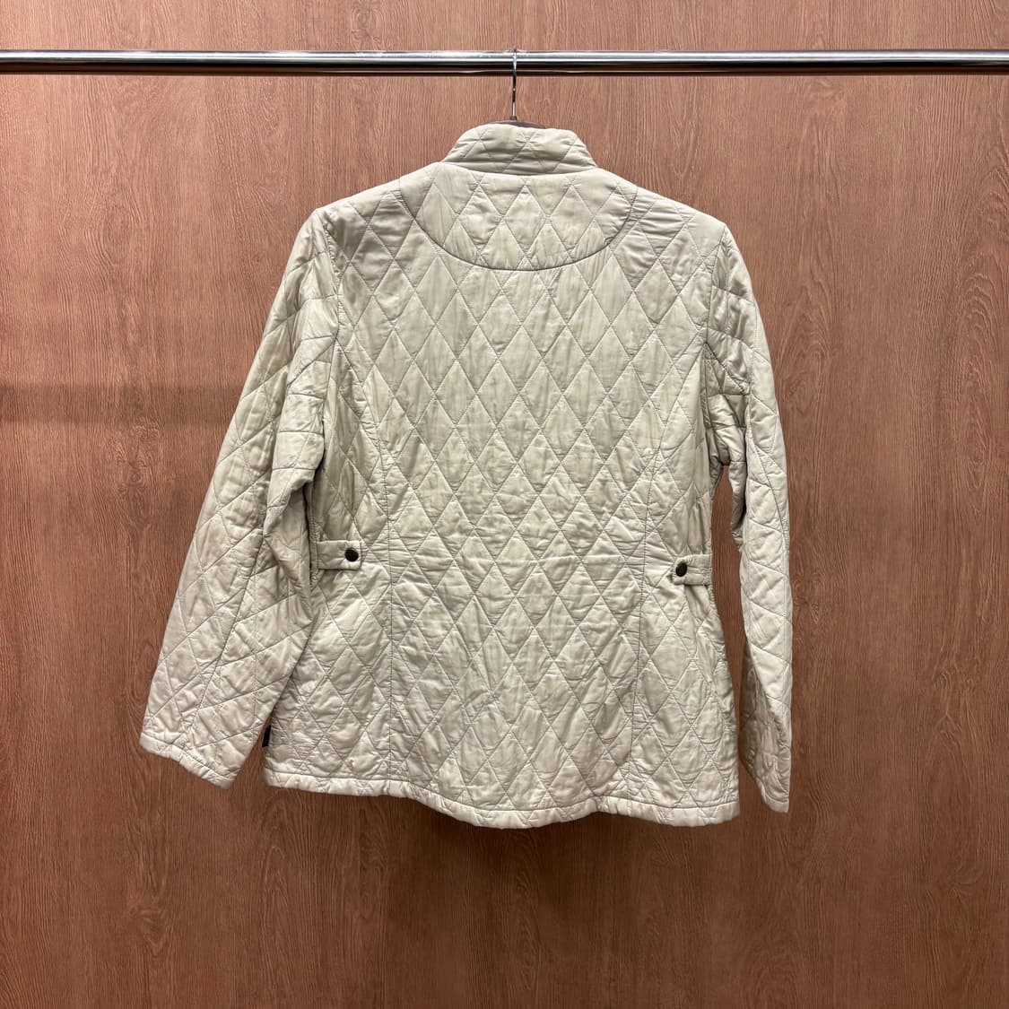 바버 퀄팅 자켓 하이넥 스탠드 카라 허리 양쪽 버튼 탭 디테일 아이보리 상품이미지3