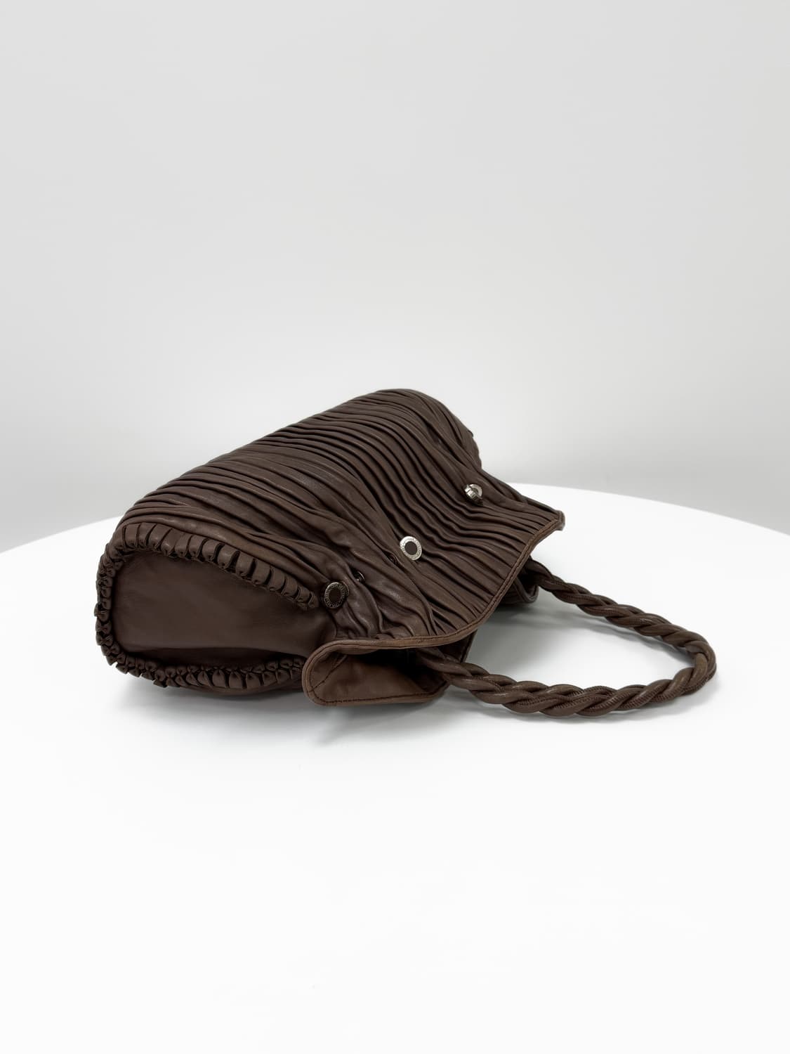 불가리 트위스트 플리츠 나파 레더 토트백 상품이미지5