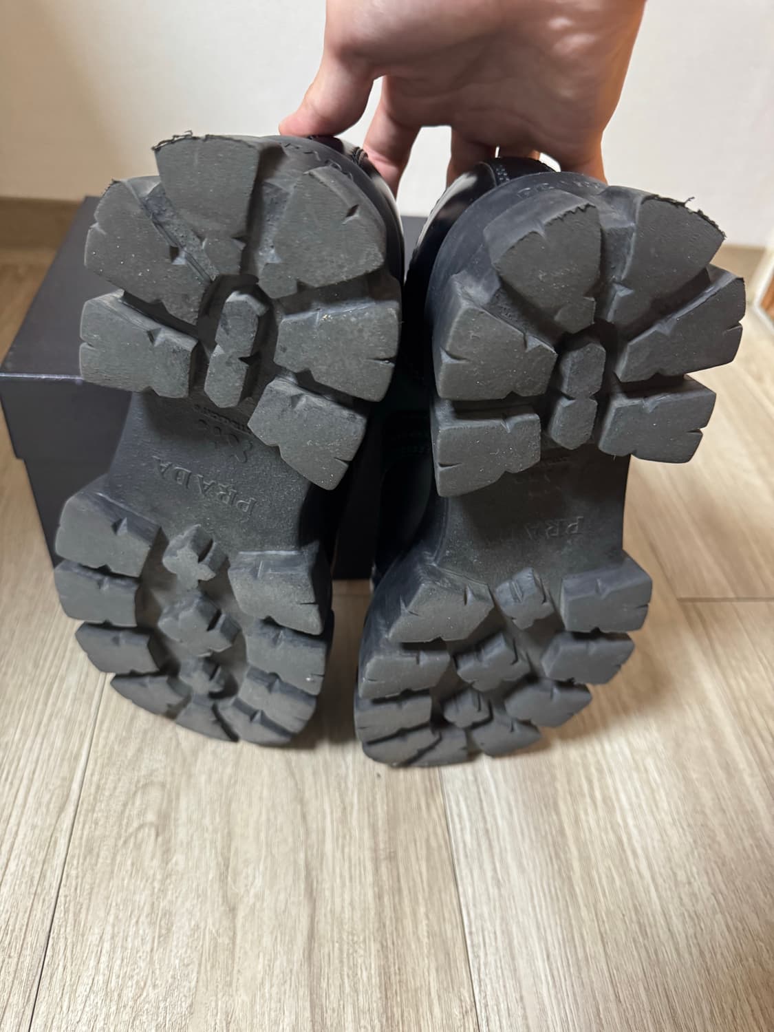 [6.5] 프라다 모놀리스 브러쉬드 레이스업 슈즈 블랙 상품이미지5