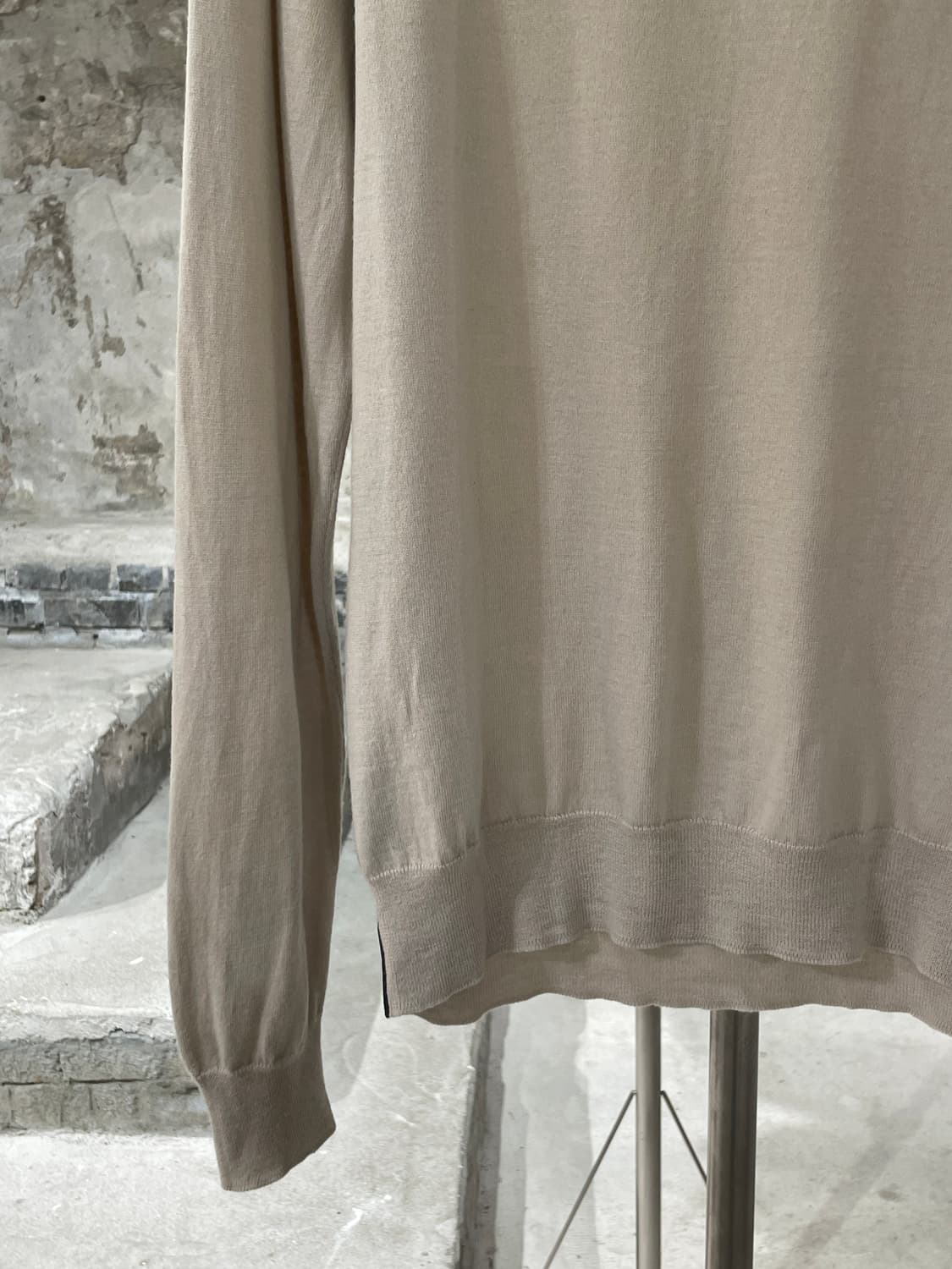 드리스 반 노튼 라이트 베이지 패널 돌먼 슬리브 씬 니트 상품이미지4