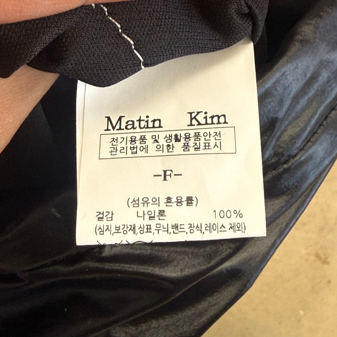 OS 마뗑킴 블랙 스트링 코팅 백팩 상품이미지5