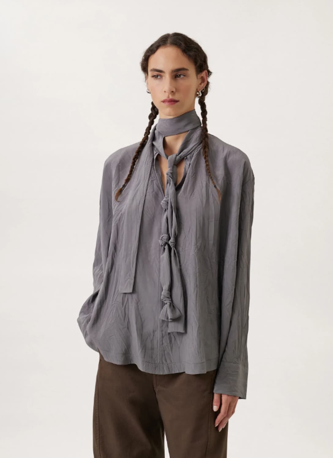 르메르 노티드블라우스 36 판매합니다. ALUMINIUM 컬러 상품이미지1