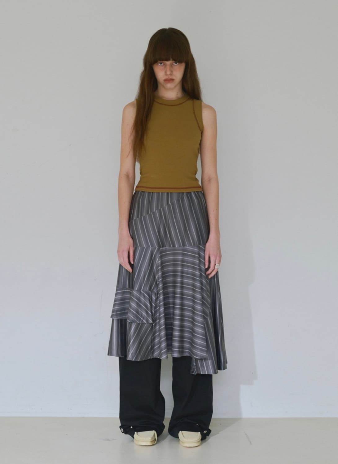 밀로우먼 어시메트릭 스트라이프 미디 스커트 F (차콜) 상품이미지1