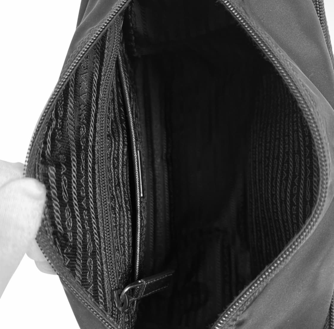 [M] 프라다 리나일론 삼각로고 투버클 메신저백 크로스백 블랙 미디움 상품이미지9