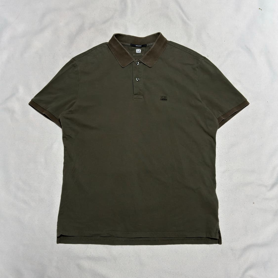 C.P. 컴퍼니 레귤러 핏 카키 카라 반팔티 상품이미지2