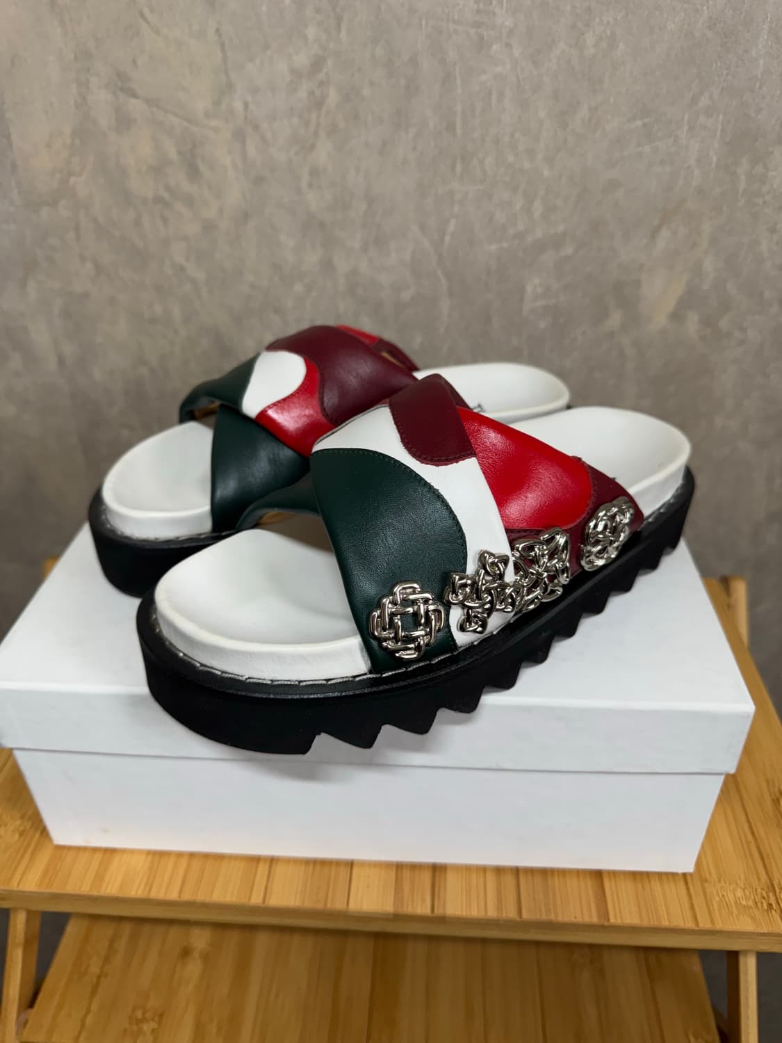 36 / TOGA PULLA 레더 슬라이드 상품이미지1