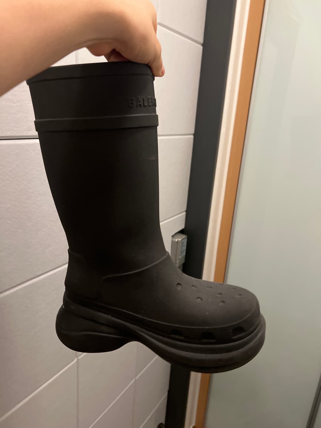 발렌시아가 크록스 부츠 블랙 상품이미지2