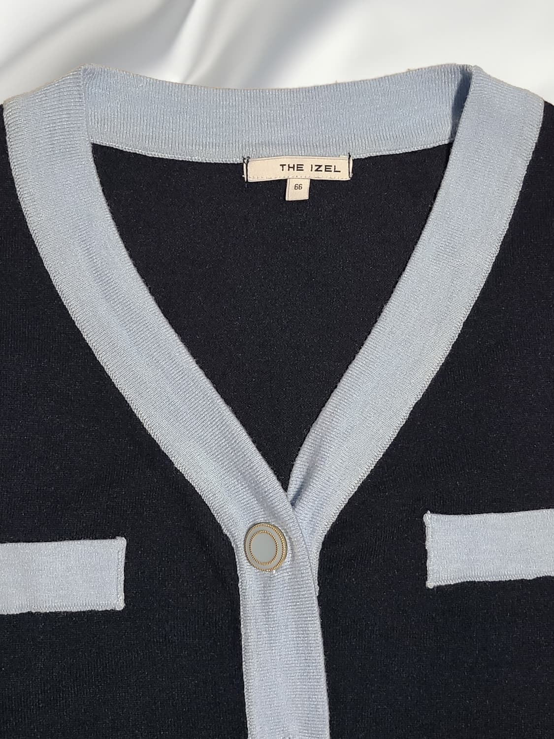 THE IZEL 배색 브이넥 니트 가디건 (네이비,소라) 상품이미지3