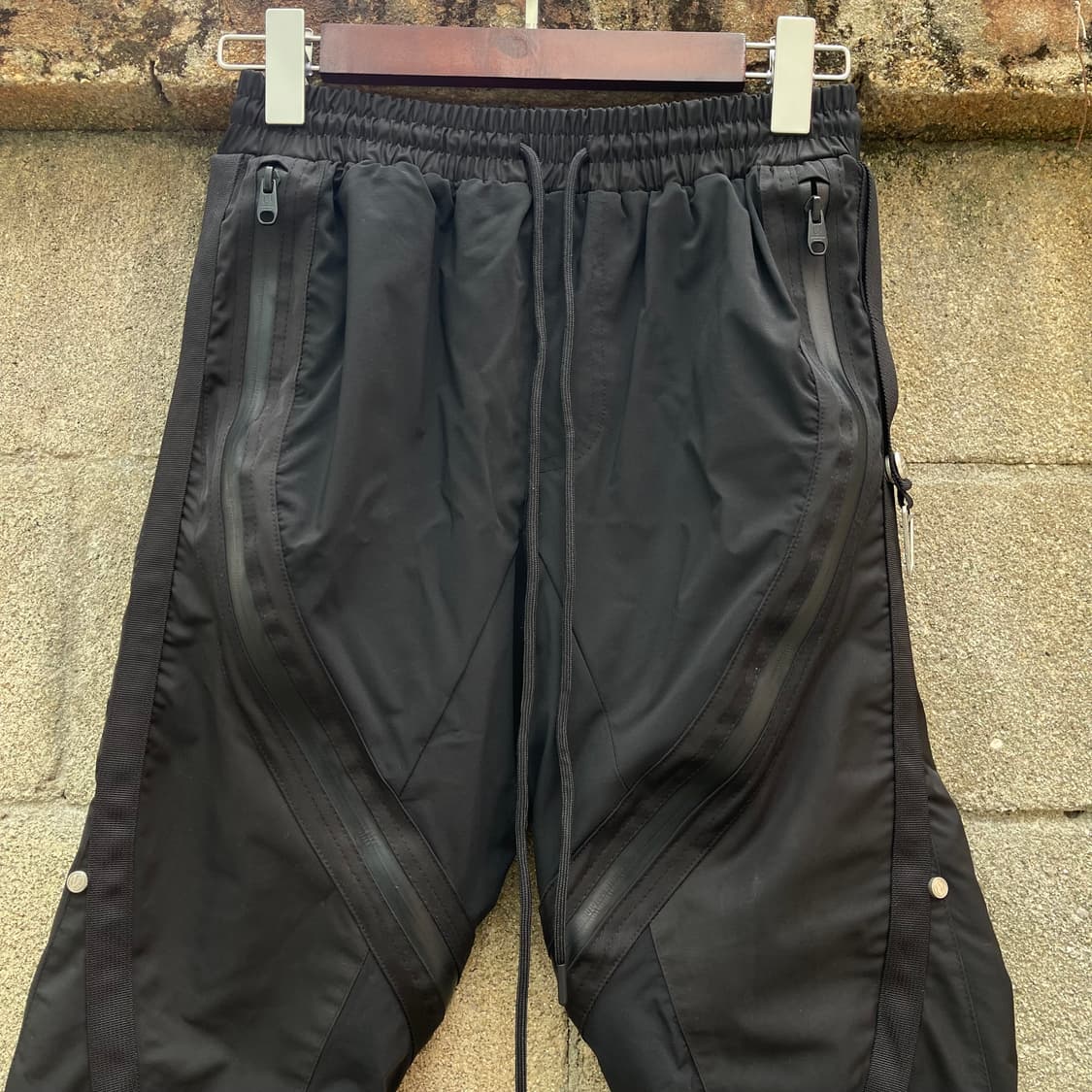 [0] 언더마이카 리전.01 트위스트 지퍼 라인 테이핑 팬츠 블랙 상품이미지4