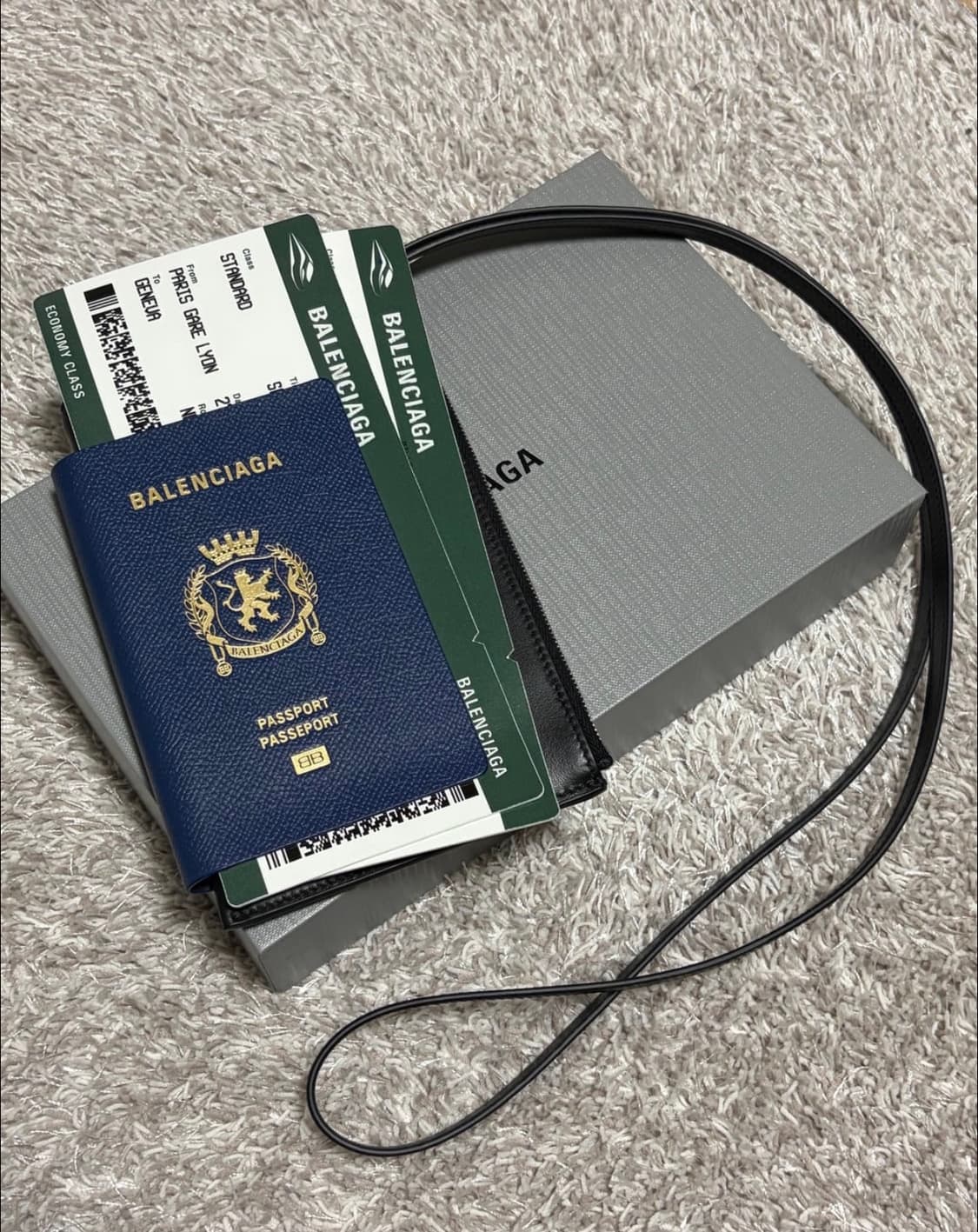 발렌시아가 패스포트 폰홀더 블루 급처 상품이미지1